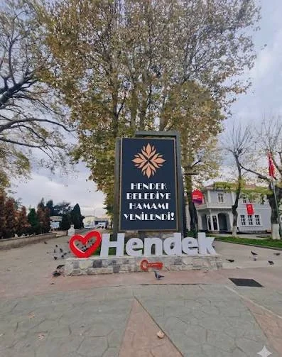 Cumhuriyet Meydanı'ndaki 'Hendek Belediye Hamamı yenilendi' tabelası
